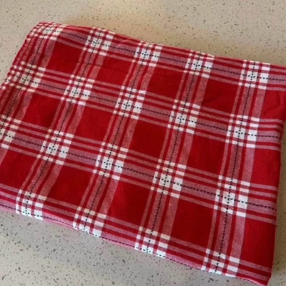 Tahari 60 " x 84 " Christmas Tablecloth